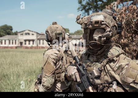 Spezialeinsatzkräfte, studieren Sie Geographie und planen Sie einen Angriff auf den Feind. Stockfoto