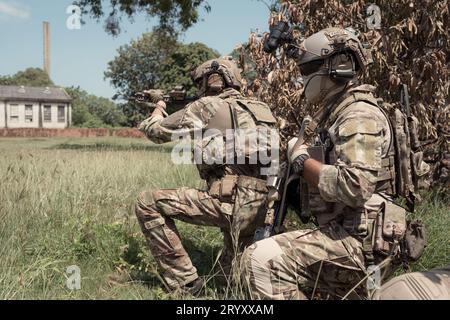 Spezialeinsatzkräfte, studieren Sie Geographie und planen Sie einen Angriff auf den Feind. Stockfoto