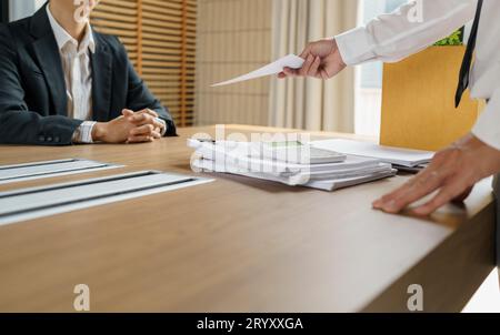 Job beenden Geschäftsmann, der Kündigungsschreiben sendet und Sachen packt, Depression zurücktritt oder Geschäftskarton im Büro trägt. Stockfoto