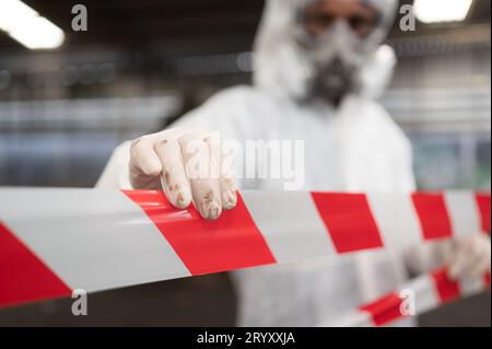 Sperrbereich, Beamte verwenden weiße und rote Streifen, um den Bereich zu blockieren, in dem ein chemisches Leck auftritt. Um eine Einzelbestimmung zu verhindern Stockfoto