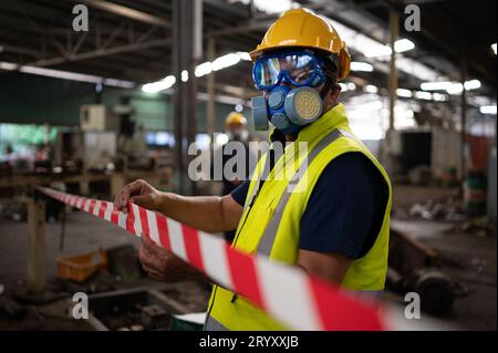 Sperrbereich, Beamte verwenden weiße und rote Streifen, um den Bereich zu blockieren, in dem ein chemisches Leck auftritt. Um eine Einzelbestimmung zu verhindern Stockfoto