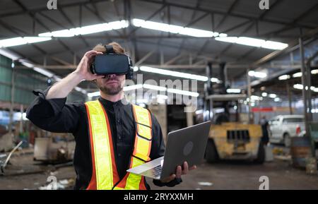 Platzierung von Ingenieuren und mechanischen Systemen in der alten mechanischen Fabrik durch Verwendung eines Virtual-Reality-Simulators, um diese zu erreichen Stockfoto