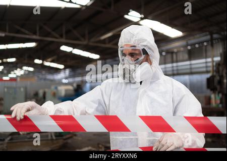 Sperrbereich, Beamte verwenden weiße und rote Streifen, um den Bereich zu blockieren, in dem ein chemisches Leck auftritt. Um eine Einzelbestimmung zu verhindern Stockfoto