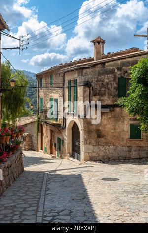 Enge Gassen im historischen Zentrum der Stadt Valldemossa, Balearen Mallorca Spanien. Stockfoto