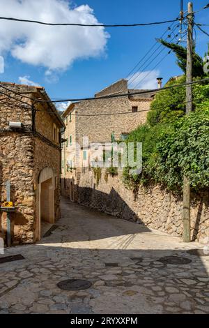 Enge Gassen im historischen Zentrum der Stadt Valldemossa, Balearen Mallorca Spanien. Stockfoto