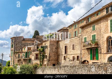 Enge Gassen im historischen Zentrum der Stadt Valldemossa, Balearen Mallorca Spanien. Stockfoto