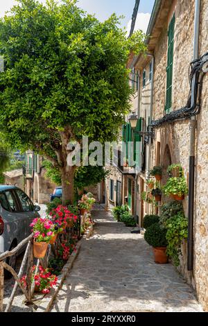 Enge Gassen im historischen Zentrum der Stadt Valldemossa, Balearen Mallorca Spanien. Stockfoto