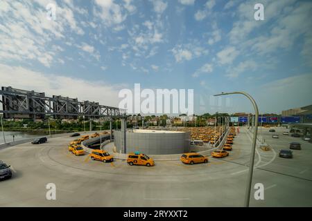 Reihen von gelben Taxis warten auf die Abholung von Passagieren am New Yorks LaGuardia Airport Stockfoto