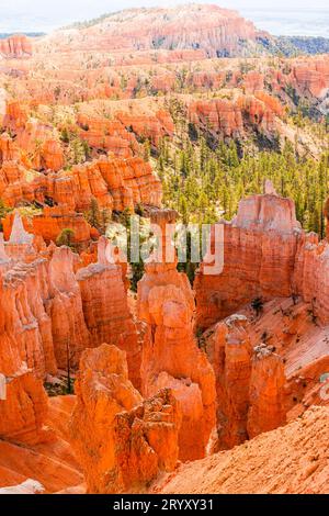 Naturszene mit wunderschönen Hoodoos, Zinnen und Türmen, Felsformationen wie dem berühmten Thors Hammer in Utah, USA Stockfoto