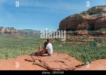 Reisen Sie auf dem Devil's Bridge Trail, Panoramablick auf die Landschaft in Sedona, Arizona, USA. Glückliches Paar auf dem berühmten Weg in SED Stockfoto