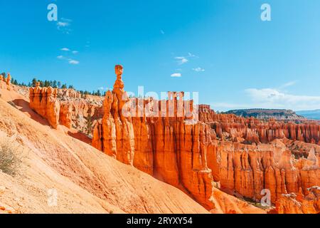 Naturszene mit wunderschönen Hoodoos, Zinnen und Türmen, Felsformationen wie dem berühmten Thors Hammer in Utah, USA Stockfoto