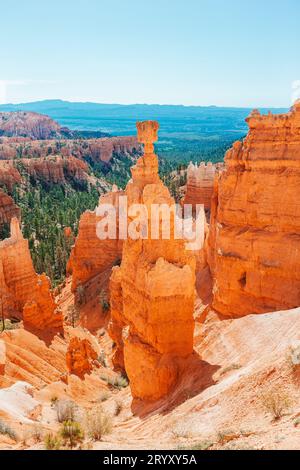 Naturszene mit wunderschönen Hoodoos, Zinnen und Türmen, Felsformationen wie dem berühmten Thors Hammer in Utah, USA Stockfoto