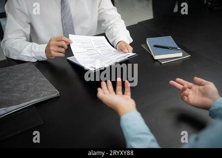 Der Prüfer liest einen Lebenslauf während des Vorstellungsgesprächs bei Office Business und Human Resources Concept. Stockfoto