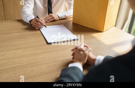 Job beenden Geschäftsmann, der Kündigungsschreiben sendet und Sachen packt, Depression zurücktritt oder Geschäftskarton im Büro trägt. Stockfoto