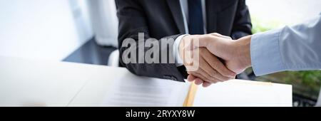 Rechtsanwalt Legal Counsel legt dem Mandanten einen unterzeichneten Vertrag mit Gavel und Rechtsrecht vor. Geschäftspartnerschaft zwischen justiz und Anwalt Stockfoto