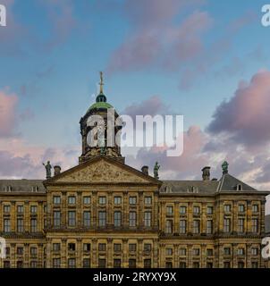 AMSTERDAM, NIEDERLANDE - 24. August 2023: Amsterdam ist die Hauptstadt der Niederlande, bekannt für sein künstlerisches Erbe, sein ausgeklügeltes Kanalsystem und seine enge Hu Stockfoto