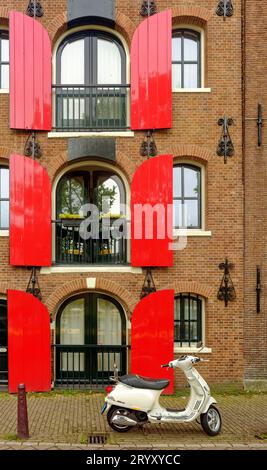 AMSTERDAM, NIEDERLANDE - 24. August 2023: Amsterdam ist die Hauptstadt der Niederlande, bekannt für sein künstlerisches Erbe, sein ausgeklügeltes Kanalsystem und seine enge Hu Stockfoto