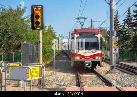 Calgary, Alberta, Kanada. Juli 2023. Vorderansicht eines Calgary Train Wagens. Stockfoto