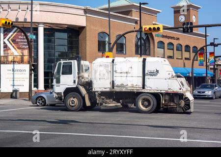 Calgary, Alberta, Kanada. Juli 2023. Ein Straßenkehrwagen, der die Straße reinigt. Stockfoto