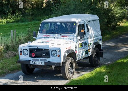 Ceredigion, Wales – 2. September 2023 Rali Ceredigion: Benjamin Shackleton und Mitfahrer Micheal Hurley in einem Land Rover Defender Car 112 auf der Bühne SS1 Stockfoto