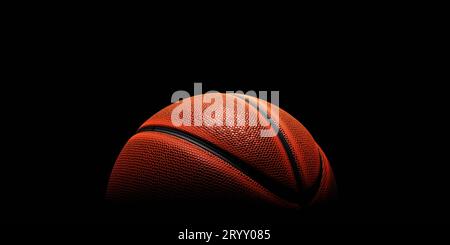 Basketball mit Spotlight und ausblendendem Schatten im dunklen Hintergrund. Kopierbereich. Sport- und Spielkonzept. 3D-Illustrationen rendern Stockfoto