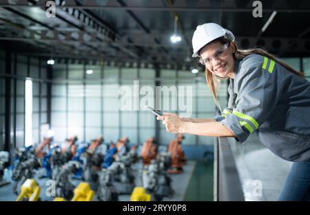 Eine Auditorin hat die Roboteranlagen des Unternehmens überprüft, die vor der Lieferung an CUS ins Lager gebracht wurden Stockfoto