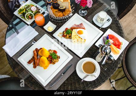 Komplettes amerikanisches Frühstück riesiges gesundes Frühstück auf einem Tisch mit Kaffee Frühstück serviert mit Kaffee englisches Frühstück Pommes frites Stockfoto