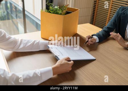 Job beenden Geschäftsmann, der Kündigungsschreiben sendet und Sachen packt, Depression zurücktritt oder Geschäftskarton im Büro trägt. Stockfoto