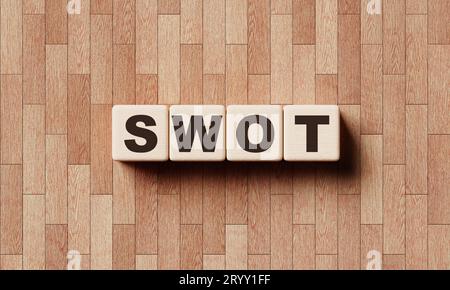 SWOT-Analyse Wortblockwürfel aus Holz mit Laminathintergrund. Analyse ist ein Framework zur Bewertung der Wettbewerbslage des Unternehmens Stockfoto