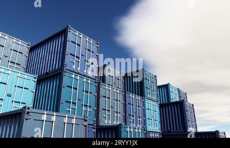 Stapel blauer Containerboxen mit Himmelshintergrund. Frachtfrachttransport für Import- und Exportlogistik. Wirtschaft und Verkehr Stockfoto