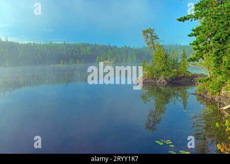 Morning Fog Burning Off am Jenny Lake im Boundary Waters Canoe Area in Minnesota Stockfoto