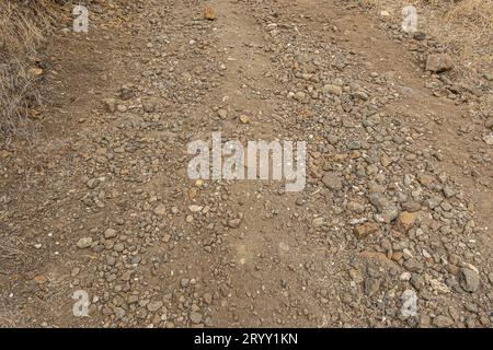 Santa Cruz Island, CA, USA - 14. September 2023: Instabile Oberfläche von Schmugglerpfaden, braune Kieselsteine aller Größen und Schmutz Stockfoto