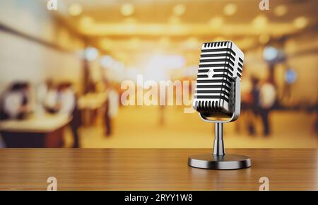 Nahaufnahme eines alten Vintage-Podcast-Mikrofons in der Kongresshalle und unscharfer Hintergrund der Menschen. Unterhaltung und Konferenz c Stockfoto