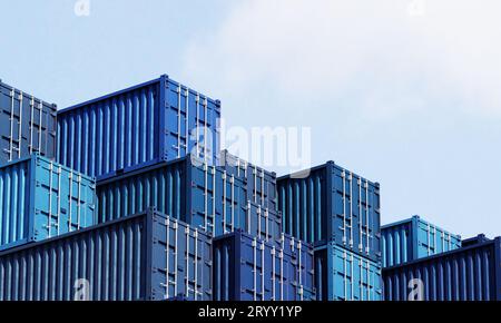Stapel blauer Containerboxen mit Himmelshintergrund. Frachtfrachttransport für Import- und Exportlogistik. Wirtschaft und Verkehr Stockfoto