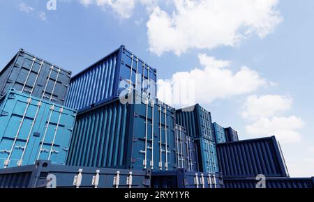 Stapel blauer Containerboxen mit Himmelshintergrund. Frachtfrachttransport für Import- und Exportlogistik. Wirtschaft und Verkehr Stockfoto