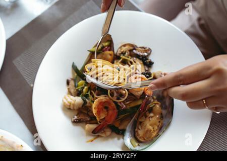 Luxuriöse Tischeinstellungen für gehobene Küche serviert und dekorierte Tisch mit Speisen für Gäste im Restaurant Stockfoto