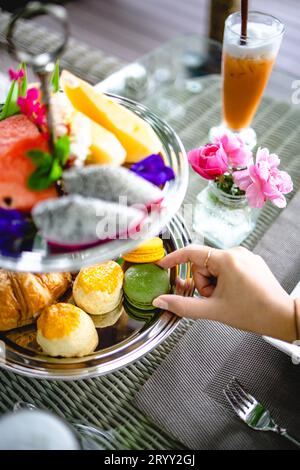 Nachmittagstee mit Mini-Brioche-Kanapees. Wunderschöne englische Nachmittagstee-Zeremonie mit Desserts und Snacks Stockfoto