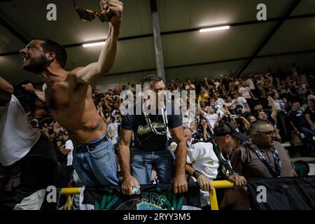 Fans beim Spiel Liga Portugal Betclic 23/24 zwischen SC Farense und Sporting CP im Estadio de Sao Luis, Faro. (Maciej Rogowski) Stockfoto