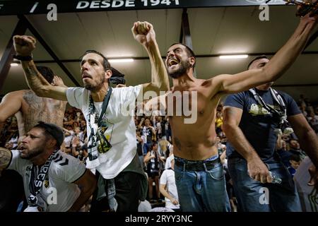 Fans beim Spiel Liga Portugal Betclic 23/24 zwischen SC Farense und Sporting CP im Estadio de Sao Luis, Faro. (Maciej Rogowski) Stockfoto