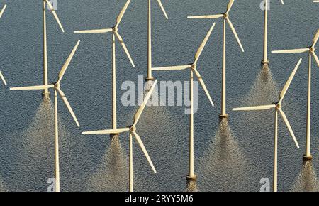 Windenergieanlagen, die sich drehen, um Strom für Haushalte auf See als erneuerbares Kraftwerk zu erzeugen. Saubere und nachhaltige Energiekonz Stockfoto