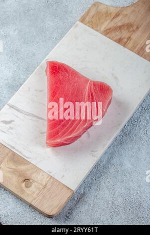 Rohen Thunfisch Steak auf Weiß konkreten Hintergrund. Stockfoto