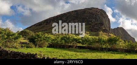 Die Osterinsel. Vulkan Ranu Raraku moai Steinbruch auf Rapa Nui. Panorama Landschaft Stockfoto