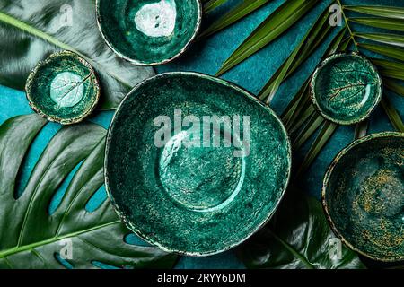 Hintergrund mit leeren grünen Platten über tropischen Palmen Blätter und monstera Stockfoto