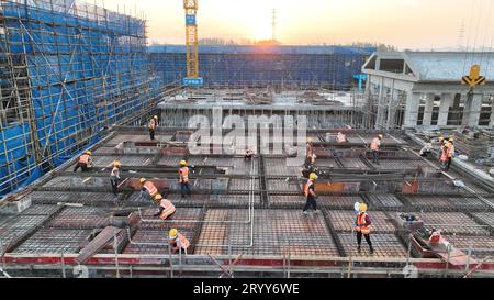 XUZHOU, CHINA - 1. OKTOBER 2023 - auf der Baustelle des Wasserkraftwerks führen Bauherren Stahlbindekonstruktionen durch, 1. Oktober 2023, Stadt Xuzhou, J Stockfoto