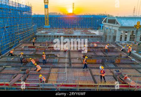 XUZHOU, CHINA - 1. OKTOBER 2023 - auf der Baustelle des Wasserkraftwerks führen Bauherren Stahlbindekonstruktionen durch, 1. Oktober 2023, Stadt Xuzhou, J Stockfoto