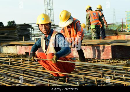 XUZHOU, CHINA - 1. OKTOBER 2023 - auf der Baustelle des Wasserkraftwerks führen Bauherren Stahlbindekonstruktionen durch, 1. Oktober 2023, Stadt Xuzhou, J Stockfoto