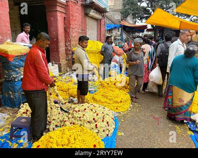 Exklusive Tagesaufnahmen von Menschen und Blumen auf dem KR Markt in Bengaluru Stockfoto