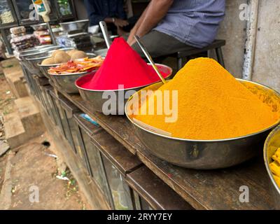 Exklusive Tagesaufnahmen von Menschen und Blumen auf dem KR Markt in Bengaluru Stockfoto