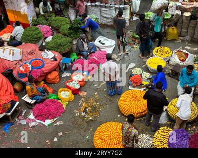Exklusive Tagesaufnahmen von Menschen und Blumen auf dem KR Markt in Bengaluru Stockfoto