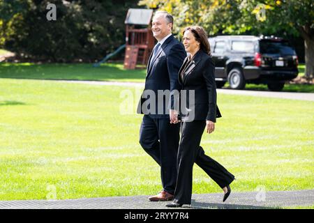 Washington, Usa. Oktober 2023. Der zweite Gentleman Doug Emhoff und die Vizepräsidentin Kamala Harris kommen zu einer Veranstaltung, um den American With Disabilities Act (ADA) auf dem Südrasen des Weißen Hauses zu feiern. Quelle: SOPA Images Limited/Alamy Live News Stockfoto